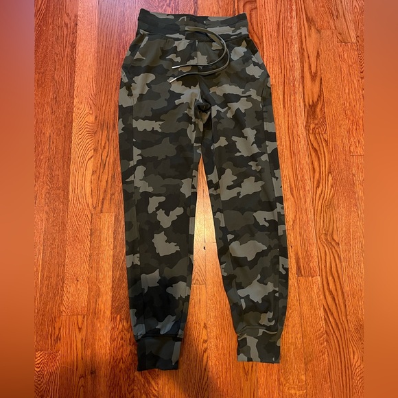 Lululemon camo joggers - Picture 6 of 6